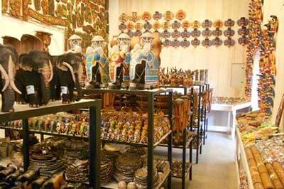Wood Carving Factory Kandy | pradeeptours.com