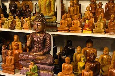 Wood Carving Factory Sri Lanka | pradeeptours.com