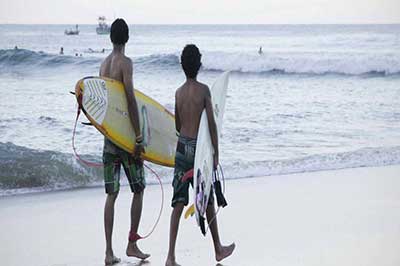 Surf Lessons in Sri Lanka | pradeeptours.com